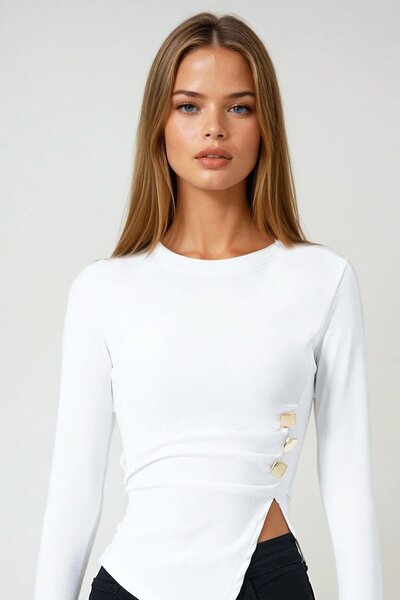 VAGGON Γυναικεία λευκή μπλούζα με λαιμόκοψη με ασύμμετρη κοπή και λεπτομέρεια αξεσουάρ Vs00999
