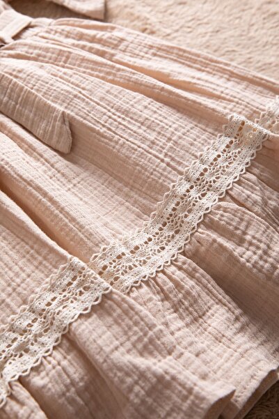 Cansın Mini Bej Kolları Dantel Detaylı Kuşaklı Kız Çocuk Müslin Elbise 22670