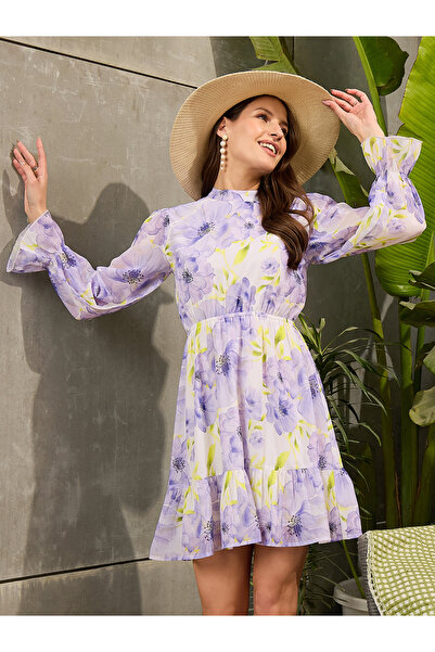 Sassafras By Styli فستان قصير بفتحة ظهر مزهر باللون الأرجواني