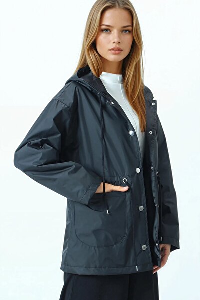 VAGGON Kadın Siyah Kapüşonlu Cep Detaylı Astarlı Büzgü İpli Yağmurluk Vs01066