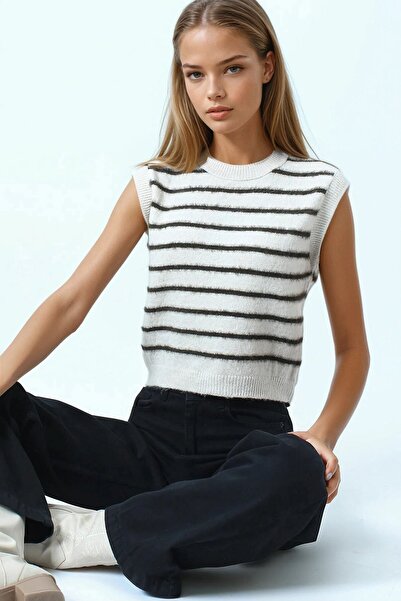 VAGGON Γυναικεία εκρού ριγέ πλεκτή μπλούζα με λαιμόκοψη αμάνικη με φούντες Vs01053