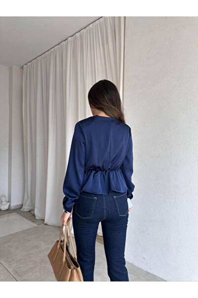 Butik Beyza Κομψή μπλούζα με μακρύ μανίκι με λεπτομέρεια με διπλό γιακά