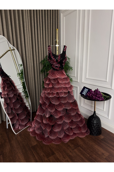 Diva style Modern and elegant evening dress with laser embroidery and double cloche