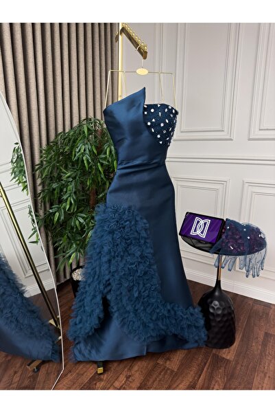 Diva style Embroidered Mikado evening dress