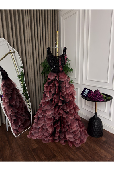 Diva style Modern and elegant evening dress with laser embroidery and double cloche