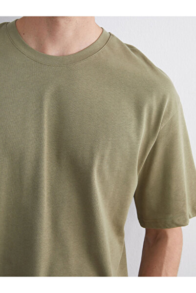 LC Waikiki Λαμπερές επιλογές από το Shining Store |   Ανδρικό μπλουζάκι με λαιμόκοψη από βαμβακερό χτενισμένο βαμβάκι