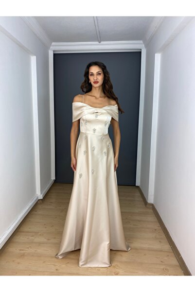 gökkuşagı moda Bej Saten Madonna Kelebek Yaka Ön Taş Detaylı Uzun Abiye Elbise