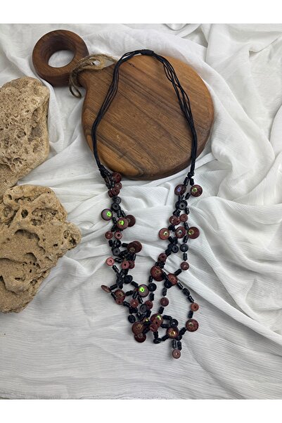 SEDEF TAKI Siyah pullu ahşap boncuklu kolye