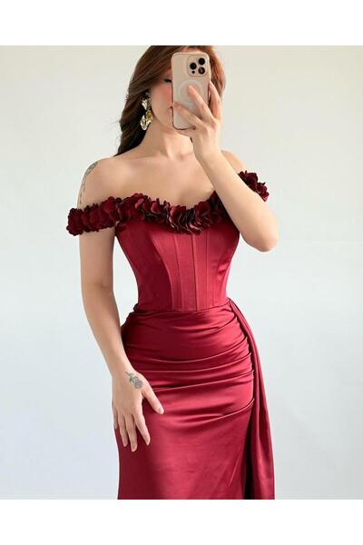 Wareef This dress is a long and luxurious evening dress in burgundy color.