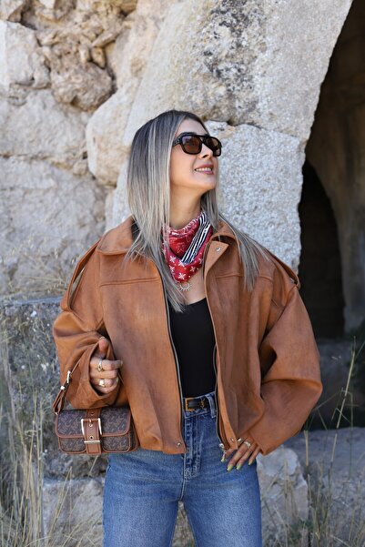 bytugcekaya سترة بومبر من جلد الغزال بلون تان مع أشرطة على الكتفين