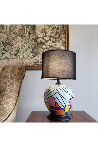 Shihon Shehon table lamp with a stylish and modern design