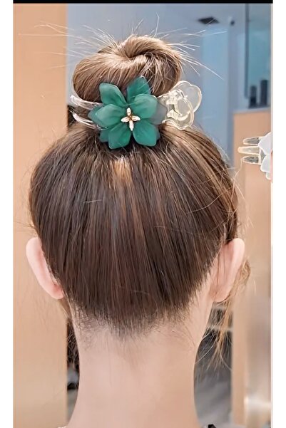 By Saadet Özkanlı مشبك شعر على شكل فراشة بتفاصيل زهرية