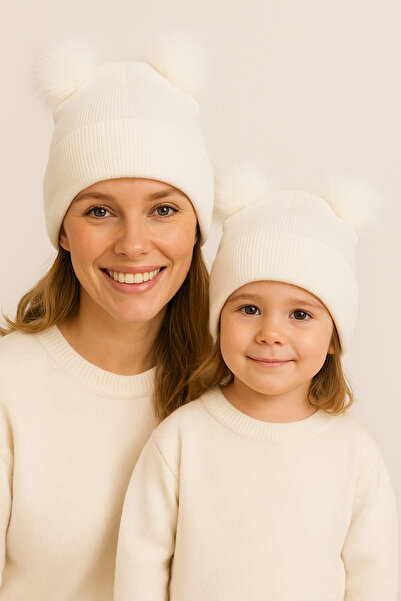 MYZİ STORE قبعة محبوكة للأم والابنة – قبعة محبوكة باللون البيج مع كرات مزدوجة (مجموعة من قطعتين)