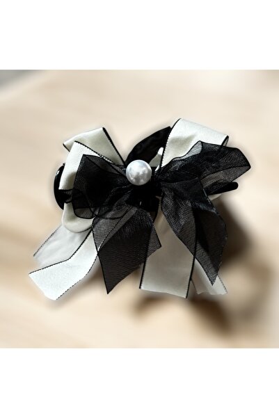 By Saadet Özkanlı مشبك على شكل فراشة بتفاصيل فيونكة باللونين الأسود والأبيض