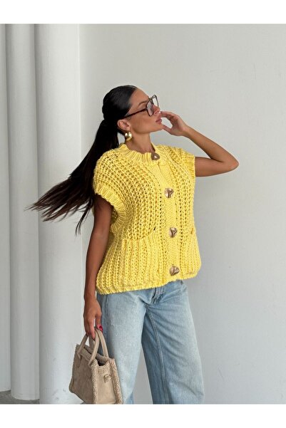 buqre's moda Knitted Big Button Sweater Vest