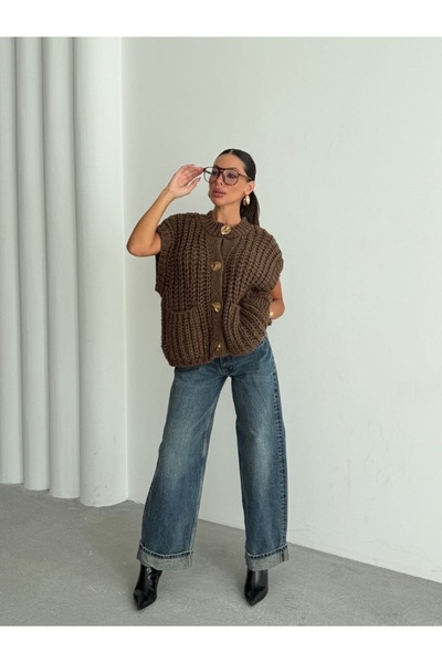 buqre's moda Knitted Big Button Sweater Vest