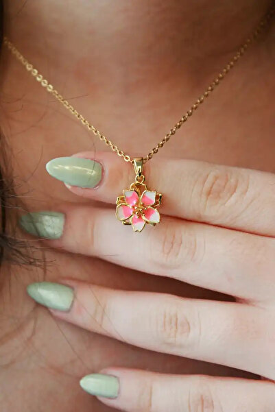 Harlofia Jewelry قلادة زهرة الكركديه الفولاذية الدوارة 360 درجة