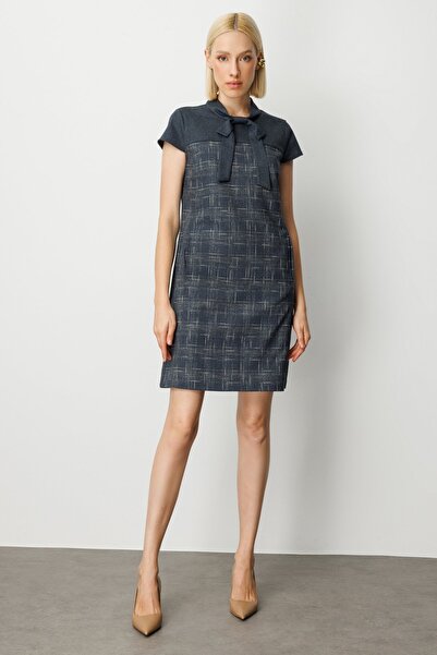 Ekol Yakası Fiyonk Detaylı Desenli Elbise