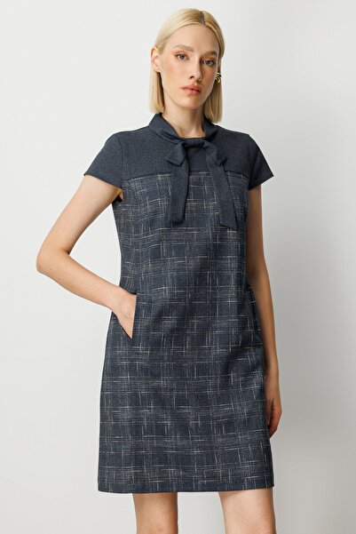 Ekol Yakası Fiyonk Detaylı Desenli Elbise