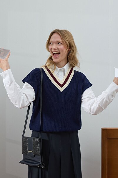 Ceylan Otantik Navy Blue V-Neck Sweater