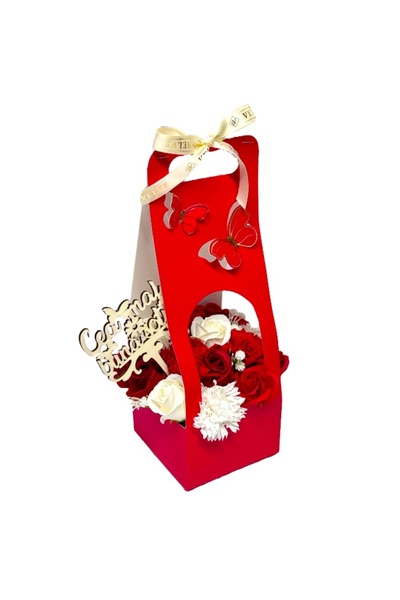 velve Aranjament floral Butterfly,trandafiri ,garoafe din sapun,cu topper " Cea mai buna sotie " Rosu