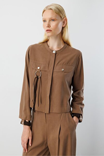 Moda İlgi Modailgi Sıfır Yaka Lastik Manşetli Cebi Metal Aksesuar ve Biye Detaylı Gömlek - 40043 Vizon