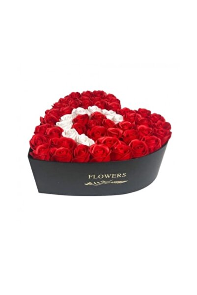 Yara's Aranjament floral personalizat Sezon cu litera C în cutie neagră cu inimă