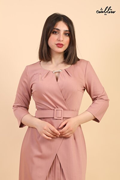 Stylish فستان ميدي بلون بودرة بقصة مبتكرة ولمسة أنثوية راقية