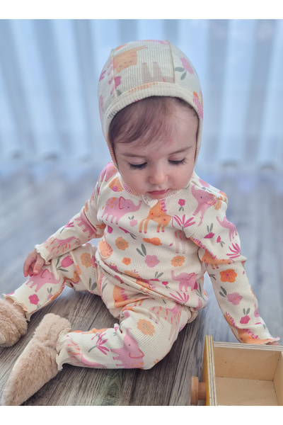 My Baby's World طقم أطفال من ثلاث قطع من Loura (لورا) مع قبعة وبنطلون ضيق منق...