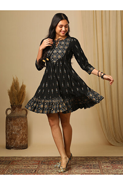 Globus By Styli فستان قصير أسود بطبعة هندسية من Bandhani Yoke Fusion