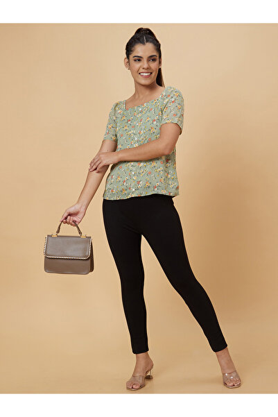 Globus By Styli بلوزة خضراء مزينة بالزهور وياقة مربعة