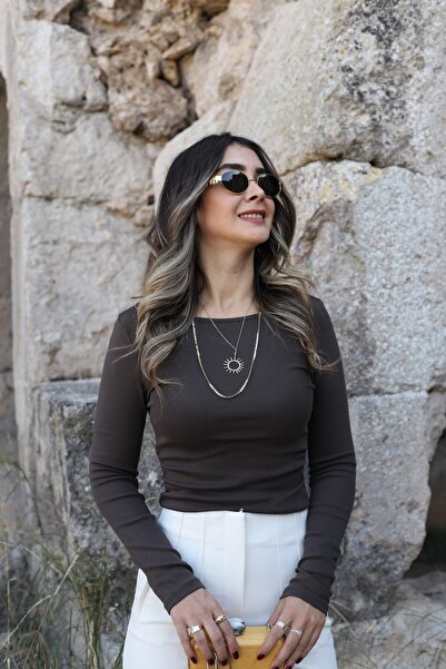 bytugcekaya بلوزة بياقة قارب مطاطية بلون بني داكن