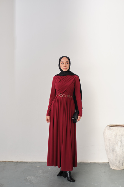 LOCCO Γυναικείο φόρεμα με χρυσή ζώνη με λεπτομέρεια πλισέ μπορντό