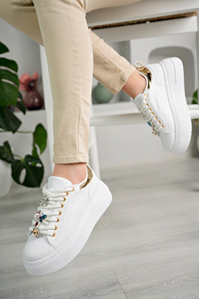 SPORT SHOES CENTER حذاء رياضي بنعل سميك وأحجار ملونة وأربطة