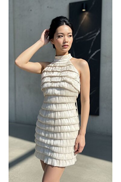 Butic Homa Vedad Özel Tasarım Fırfırlı Mini Abiye Elbise – Halter Yaka, Açık Sırt, sut Beyazi