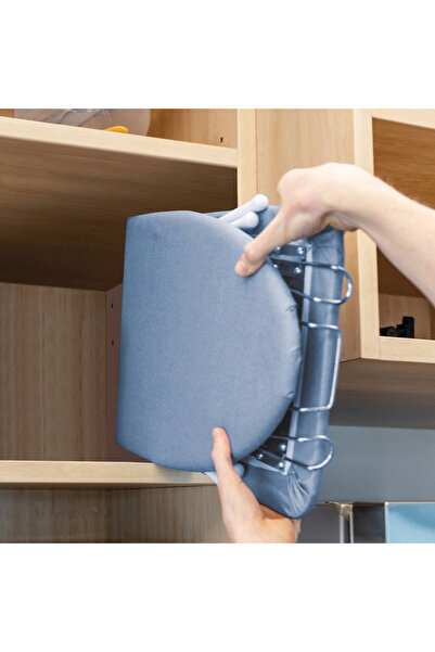 Un Foldable ironing board - practical and compact for tight spaces