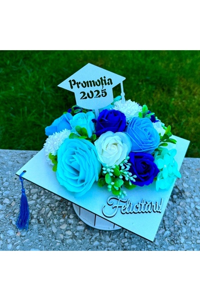 velve Aranjament floral pentru absolvire, in cutie in forma de toca cu trandafiri si hortensi,Albastru
