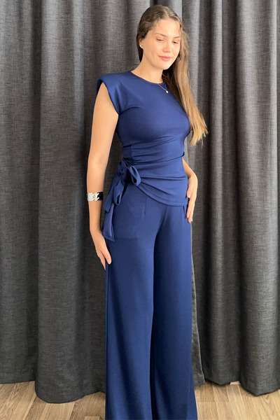 Sorridi طقم مودال مكون من قطعتين مع تفاصيل مطوية على الأكتاف وأربطة