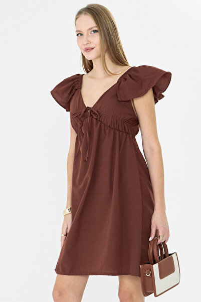 armonika Γυναικείο φόρεμα σε καφέ χρώμα με λαιμόκοψη σε σχήμα V με βολάν στα μανίκια και τη φούστα με δέσιμο στο στήθος ARM-25Y001083