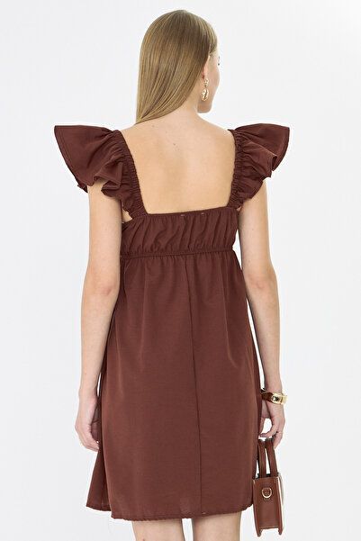 armonika Γυναικείο φόρεμα σε καφέ χρώμα με λαιμόκοψη σε σχήμα V με βολάν στα μανίκια και τη φούστα με δέσιμο στο στήθος ARM-25Y001083