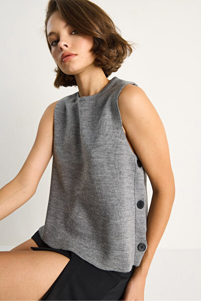 Bianco Lucci Γυναικεία πλεκτή μπλούζα με λαιμόκοψη και αξεσουάρ με κουμπιά στο πλάι 20247586