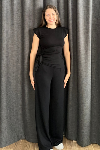 Sorridi طقم مودال مكون من قطعتين مع تفاصيل مطوية على الأكتاف وأربطة