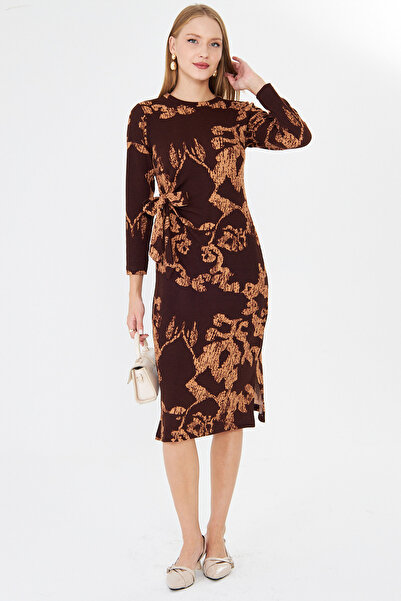 armonika Γυναικείο φόρεμα με λάκα σε καφέ-μπεζ χρώμα με λαιμόκοψη με πλαϊνά κορδόνια που ταιριάζει στο σώμα με μήκος μίντι από λύκρα ARM-26K001001