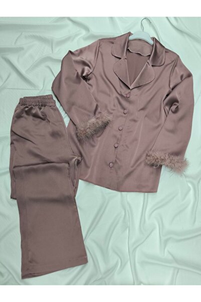 VELİNA GROUP طقم بيجامة من الساتان الداكن بأكمام طويلة مع تفاصيل من ريش الغراب.