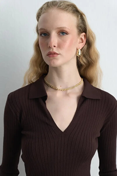 Gusto Πλεκτή μπλούζα με λαιμόκοψη πόλο - Καφέ