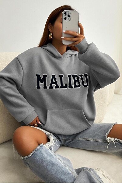 DM DOLCE MORE سترة رياضية بقلنسوة مطبوعة من قماش ماليبو الممشط بثلاث خيوط للج...