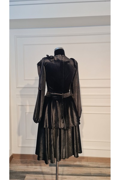 makbuleofficial Siyah Kadife Kumaştan İki Kat Etekli Kare Yakalı Diz Boy Genç Elbise