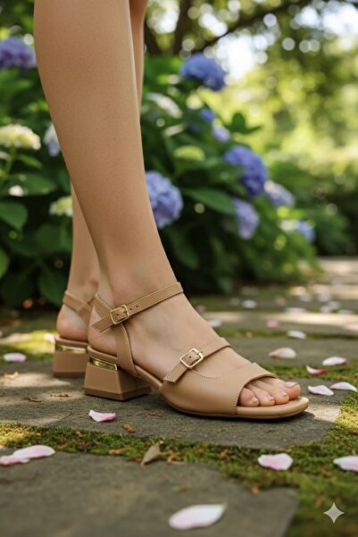 Shopping Line صندل نسائي من YSC بتصميم طبي مع تفاصيل مشابك مزدوجة وحشوة إسفنج...