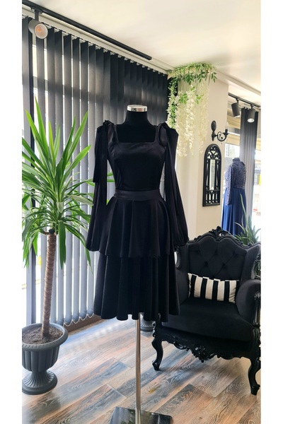 makbuleofficial Siyah Kadife Kumaştan İki Kat Etekli Kare Yakalı Diz Boy Genç Elbise