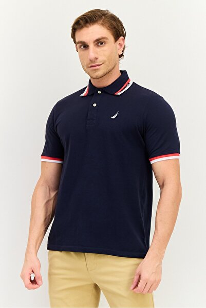 Nautica قميص بولو رجالي بقصّة عادية وأكمام قصيرة ومطرّز بشعار، أزرق داكن